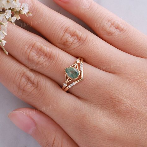 EliseJewelryUS - Etsy Green Rock Engagement Ring, Green Gemstone Wedding Ring, Natural Gem Engagement Rings, Stone Ring Vintage, Vintage Stone Engagement Rings, Alternative Stone Wedding Rings, Green Engagement Ring And Wedding Band, Granola Girl Engagement Ring, Unique Gemstone Engagement Rings Bohemian