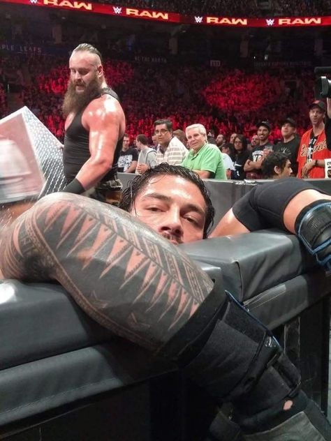 Wwe Funny Pictures, Roman Reighns, Wrestling Pics, Wwe Funny, Roman Reigns Smile, Roman Reigns Shirtless, Joe Anoaʻi, The Shield Wwe, Wwe Royal Rumble