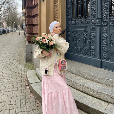 Birthday look💐🌷🦢🎀 | Instagram Hijabi Skirt Outfits Summer, Hijab Outfits For Summer, Outfits Ideas Hijab, Spring Outfits Hijab, Summer Pastel Outfits, Hijab Outfits Ideas, Outfits Aesthetic Hijab, Modest Hijab Outfits, Hijabi Skirt Outfits