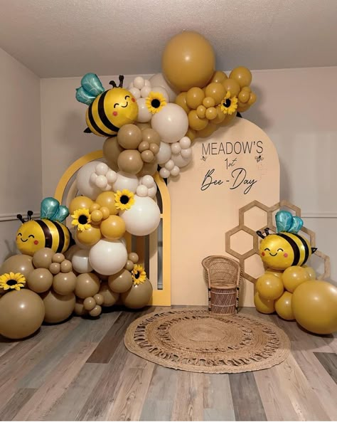 Bee Balloon Arch, Bee Centerpiece Ideas, Gender Reveal Bee Theme, Bee Balloon, Baby First Birthday Themes, Bee Theme Party, Bee Birthday Party, Balloon Arch Kit, Baby Birthday Decorations