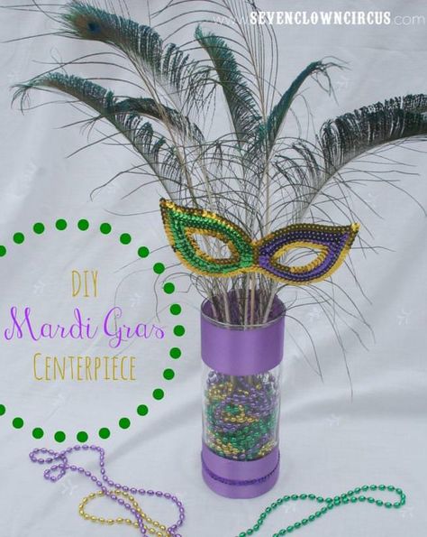 DIY Mardi Gras Centerpiece | Making a Mardi Gras Craft that is pretty and decorative is easier than you may think. Not a lot of items are needed and it comes together rather quickly. Get into the spirit of Mardi Gras with this fun and festive centerpiece! Table Centerpieces Birthday, Diy Table Centerpieces, Carnival Centerpieces, Diy Karneval, Mardi Gras Diy, Centerpieces Birthday, Mardi Gras Party Decorations, Madi Gras, Mardi Gras Wedding