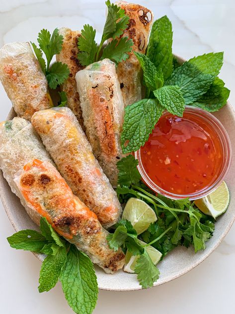 Crispy Chicken Rice Paper Rolls (Gluten Free) Rice Paper Rolls Fillings, Spring Roll Peanut Sauce, Chicken Rice Paper Rolls, Crunchy Rice, Rice Paper Recipes, Rice Paper Wraps, Rice Paper Wrappers, Rice Wraps, Chicken Egg Rolls