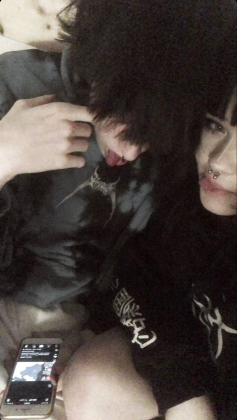 Alt Relationship Goals, Alt Couple Goals, Alt Relationship Aesthetic, Cute Grunge Couple Aesthetic, Alt Pic Ideas, Alt Couple Pics, Goth Relationship, Sematary And His Gf, Emo Relationship