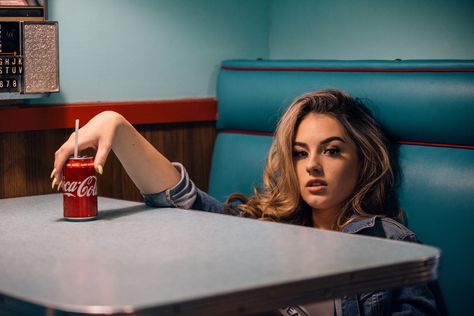 Retro Diner Photoshoot, Photoshoot Ideas 90s, Vintage Photoshoot Ideas 90s, 90s Diner, Cinema Pics, Vintage Photoshoot Ideas, Diner Photoshoot, Aesthetic Modeling, 60s Photoshoot