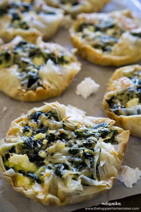 Muffin Quiche, Spinach Tart, Horderves Appetizers, Mini Tart Recipes, Gluten Free Puff Pastry, Mini Tarts, Ideas For Breakfast, Spinach Feta, Tomato Tart