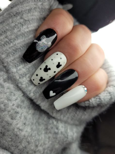 Disney Nails Black, Black Mickey Mouse Nails, Disney Nails Black And White, Black Disney Nails, Black And White Disney Nails, White Disney Nails, Black And White Mickey Nails, Disney Themed Nails, Disneyland Nails