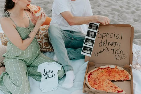 Announce your #pregnancy with a #pizza date on the beach. #babyannouncement #floridaphotographer #florida #beachstyle #coastal #maternity #photography Pizza Maternity Photoshoot, Pizza Maternity Pictures, Pizza Box Pregnancy Announcement, Pizza Baby Announcement, Pizza Pregnancy Announcement, Pregnancy Announcement Summer, Summer Baby Announcement, Pregnancy Announcement Beach, Date On The Beach