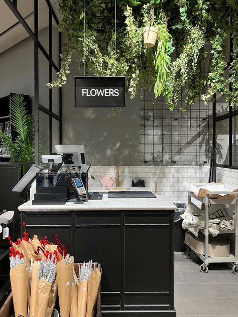 Florist Studio Interiors, Floral Cafe Interior, Flowers Coffee Shop, Flower Cafe Shop, Flowershop Ideas Interiors, Flower Shop Aesthetic Vintage, Flower Store Interior, Flower Cafe Interior, Flower Shop Interiors Design Florists