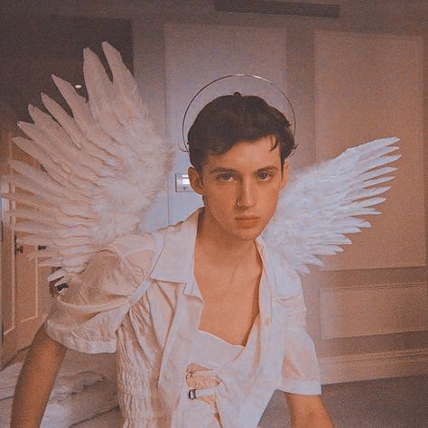 Troye Silvan, Angel Y Diablo, Robin Arellano, Angel Halloween Costumes, Fashion Show Themes, Thalia Grace, Gender Fluid Fashion, Angel Outfit, Dark Men