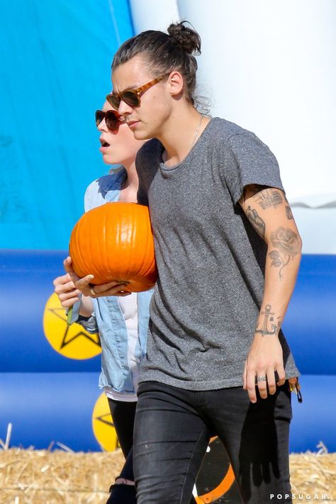 Pin for Later: You're Never Too Old to Start Crushing On Harry Styles His Man-Bun Game Is on Point . . . Harry Styles Pumpkin, Harry Styles Man Bun, Mr Bones Pumpkin Patch, Celebrity Style Red Carpet, One Direction Harry, Man Bun, Los Angeles Style, Harry Edward Styles, Celebrity Art