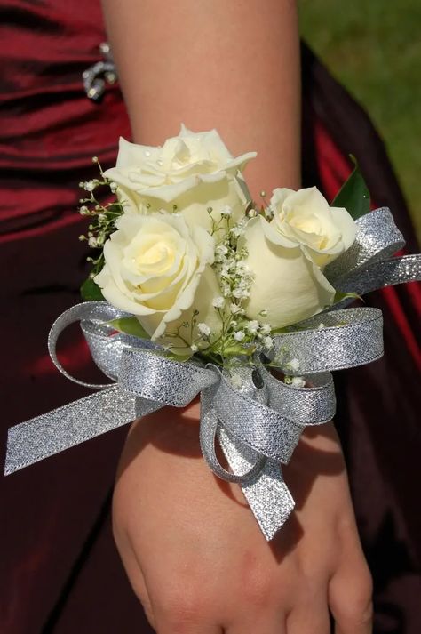 Diy Corsage Wristlet, Diy Corsages, Prom Corsage Diy, How To Make Corsages, Make A Corsage, Diy Wrist Corsage, Prom Flowers Corsage, Homecoming Flowers, Wrist Corsage Wedding