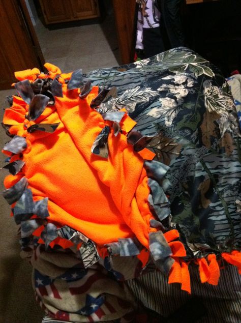 No Sew Fleece Throw-Camo Country Boyfriend Gifts, Homemade Blankets, No Sew Fleece, Cozy Baby Room, Fleece Projects, Couples Blanket, No Sew Fleece Blanket, No Sew Blankets, Diy Baby Blanket