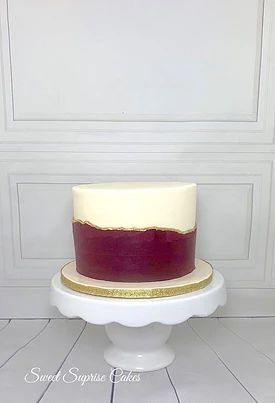 Maroon Cake Ideas, Burgundy Cakes, Burgundy And Gold Cake, Burgandy Cake Design, Two Tier Wedding Cake Burgundy, White Cake With Burgundy Flowers, Buttercream Designs, Cream Wedding Cakes, Gold Birthday Cake