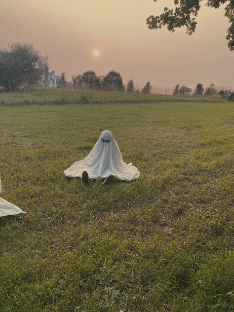 Ghost Picture Ideas, Bed Sheet Ghost Photoshoot, Ghost Picture Trend, Sheet Ghost Aesthetic, Ghost Shoot, Sheet Ghosts, Ghost Sheet, Ghost Photo, Ghost Photoshoot