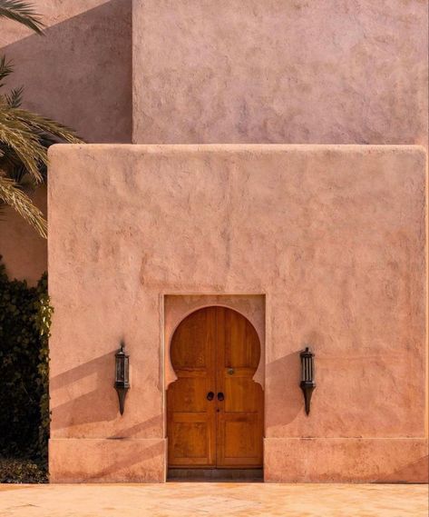 Moroccan Doors Marrakech, Marrakesh Architecture, Modern Moroccan Interior Design, Mediterranean Cottage, Moroccan Landscape, Modern Arabic Interior, Marrakech Walls, Middle Eastern Design, Arabic Architecture