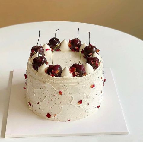 Cherry Cake, Simple Birthday Cake, Pretty Birthday Cakes, Cute Birthday Cakes, Fun Baking Recipes, Ice Cream Cake, Buttercream Cake, Pretty Cakes, Cute Cakes