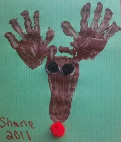 Use red and green fingerpaint to make brown . Hand and footprints make Santa's reindeer Deer Handprint Art, Moose Handprint Craft, Handprint Moose, Reindeer Art Projects, Handprint Reindeer, Handprint Art Christmas, Moose Crafts, Reindeer Handprint, Christmas Diy Kids