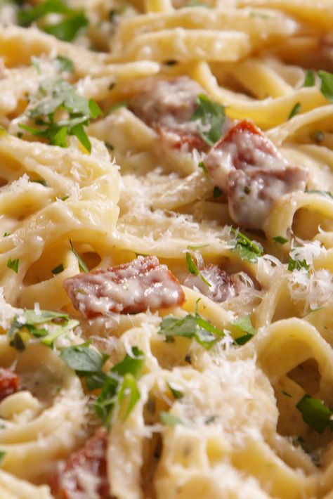 pepperoni fettucini Best Italian Pasta Recipes, Traditional Italian Recipes, Fettuccine Recipe, Recipes From Italy, Easy Skillet Dinner, Fettuccine Recipes, Pasta Recipes Alfredo, Italian Dinner Recipes, Italian Pasta Dishes