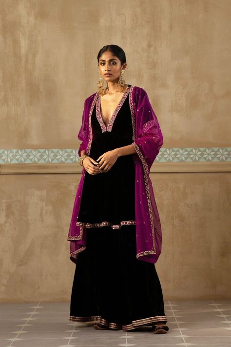 Sureena Chowdhri, Velvet Pakistani Dress, Velvet Suit Design, Velvet Kurta, Velvet Dupatta, Desi Fits, Wedding Lehenga Designs, Velvet Dress Designs, Latest Dress Design