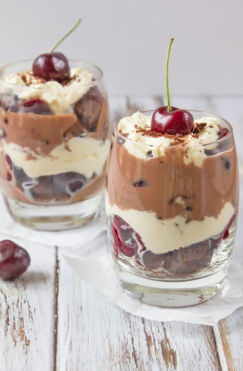 My individual sized Black Forest Trifles are packed with rich chocolate cake, whipped cream, fresh cherries and a gorgeous, thick chocolate custard. A make ahead, no-bake dessert the whole family will love! Black Forest Trifle Desserts, Black Forest Trifle, Trifle Dessert Recipes, Black Dessert, Dessert Original, Cream Fresh, Chocolate Custard, Trifle Desserts, Individual Desserts