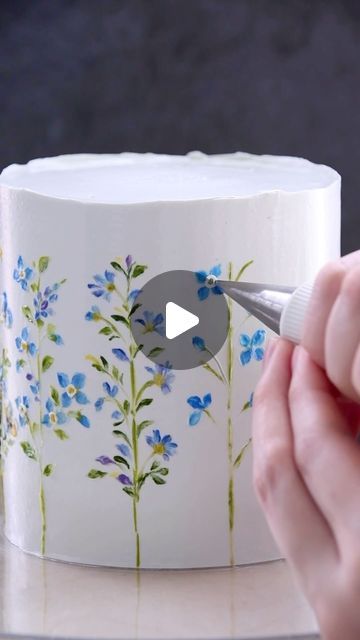 Blue Flower Cake Ideas, Floral Cake Tutorial, Painted Flowers Cake, Art Themed Cake, Painted Cakes Buttercream, Buttercream Drawing, Pallet Knife Cake Decorating, Art Cake Ideas, Ivy Cake