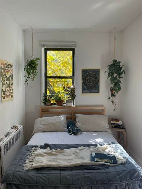 Small Nyc Room Aesthetic, Tiny Nyc Bedroom, Small Bedroom New York, Small New York Bedroom, Nyc Small Bedroom, Nyc Bedroom Ideas Small Spaces, Nyc Bedroom Ideas, Small Nyc Bedroom, Nyc Bedroom Aesthetic