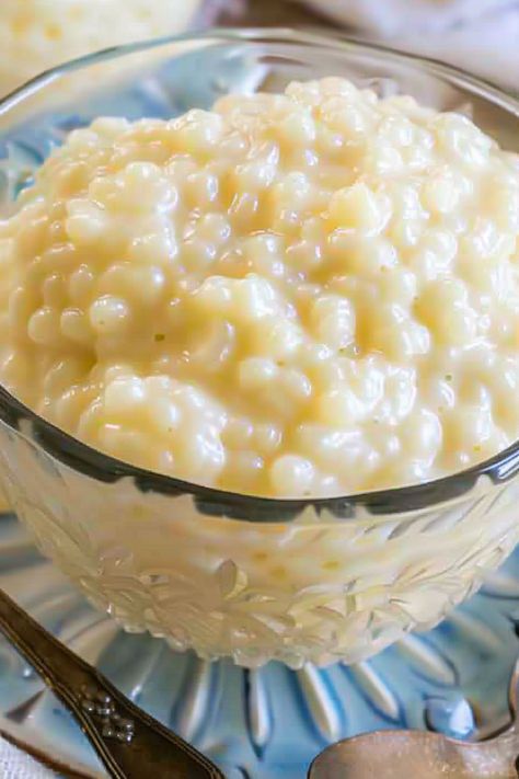 You can whip up this Slow Cooker Tapioca Pudding in either vanilla or chocolate, and it's easily adaptable for an Instant Pot too. This simple, vegan-friendly dessert has become a staple in my kitchen—it's the one I find myself making the most, and it's finally time for an update. Despite the scarcity of dessert recipes Slow Cooker Tapioca Pudding Crock Pot, Easy Tapioca Pudding, Slow Cooker Tapioca Pudding, Crockpot Tapioca Pudding, Crockpot Tapioca Pudding Recipe, Large Pearl Tapioca Pudding, Slow Cooker Pudding Recipes, Vegan Tapioca Pudding, Slow Cooker Puddings