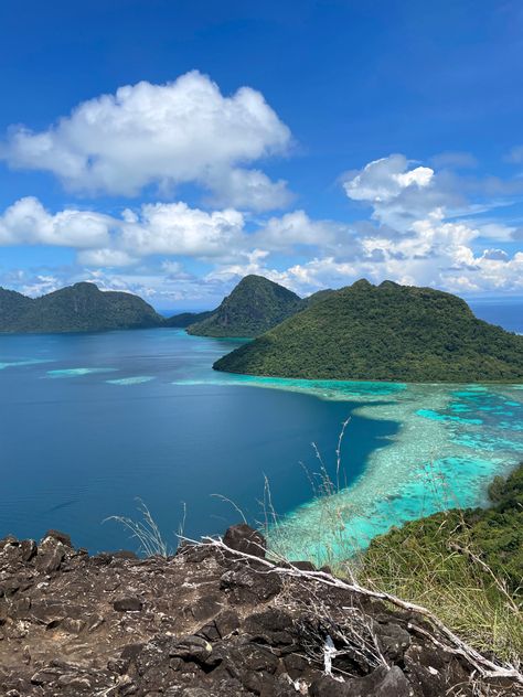 A challenging but rewarding hike to the top of Bohey Dulang where majestic views of Sapphire blue lagoon awaits you. #Malaysia #sabah #nature Malaysia Resorts, Travel Malaysia, Sabah Malaysia, Island Park, Ordinary Girls, Island Tour, Island Hopping, Calm Water, Blue Lagoon