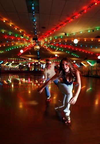 Roller Skating Couple, Disco Couple, 70s Roller Disco, Nightclub Photos, Skating Couple, 70s Photoshoot, Skating Pictures, Roller Skating Rink, Roller Skating Party