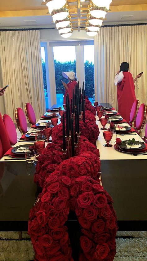 Valentine Dinner Decorations, King Kylie Era, Era Birthday Party, Kylie Jenner House, Halloween Dinner Party, Jenner House, Halloween Party Dinner, Robert Kardashian, Valentine Dinner