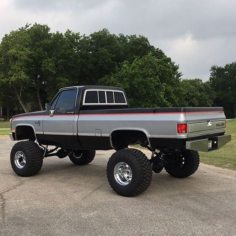 7,186 Likes, 34 Comments - Squarebody Heritage (@squarebodyheritage) on Instagram: “@pimpdadysmurf looking good! #squarebodyheritage” Impala Chevrolet, Square Body Trucks, Square Body Chevy, Chevy 4x4, Mud Trucks, C10 Chevy Truck, Custom Chevy Trucks, Lifted Chevy Trucks, Lifted Truck