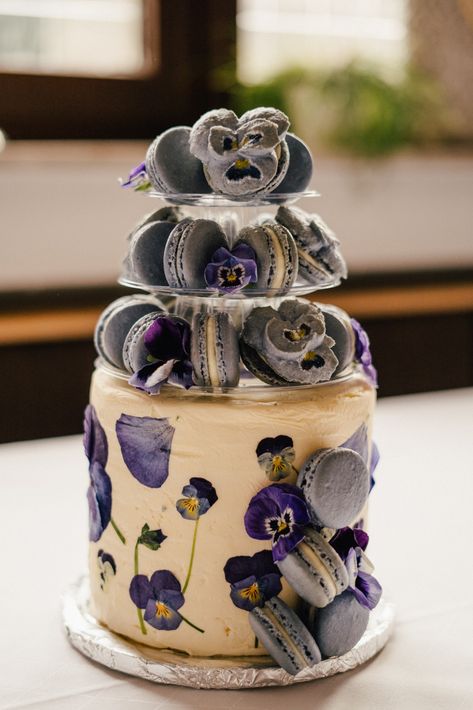 Beautiful buttercreme cake with blue dried and pressed pansies on the side. A macarontower on top of the cake with blue macarons and pansy macarons. Hand painted details on the macarons. Pansies Wedding, Pansy Cake, Eatable Flowers, Flower Cake, Pansies, Macarons, Cake Decorating, Dream Wedding, Cake