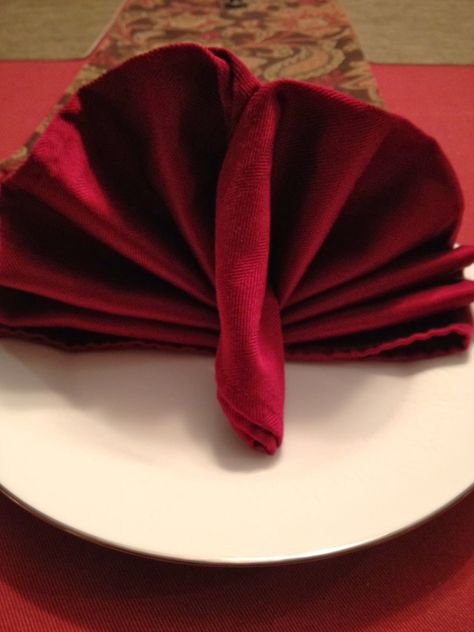 Dress up your Thanksgiving table by turning your napkins into part of the table decoration by making turkeys.     Make a simple turkey to p... Turkey Napkin Fold, Wedding Napkin Folding, Thanksgiving Napkin Folds, Turkey Napkins, Fancy Napkin Folding, Easy Napkin Folding, Cloth Napkin Folding, Paper Napkin Folding, Thanksgiving Tablecloth