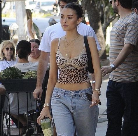 Madison Beer Outfits, Mode Ulzzang, Beer Outfit, Walking Down The Street, Tank Top Outfits, 2000s Fashion Outfits, Looks Black, Y2k Outfits, Mode Inspo