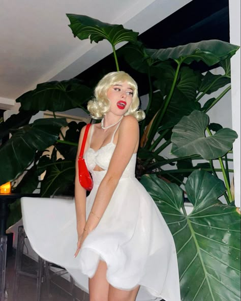 Marilyn Monroe White Dress Costume, Marylyn Monroe Costume, Marlin Monroe Costumes, Audrey And Marilyn Costumes, Marilyn And Jfk Costume, Marilyn Monroe Costume Ideas, Marylin Monroe Costume Halloween, 00s Halloween Costumes, Blonde Bob Halloween Costumes