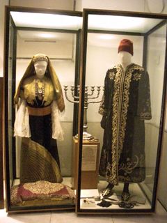 Museo Sefardi, Sinagoga del Transito Synagogue Outfit, Jewish Clothing, Jewish Bride, Moroccan Women, Jewish Women, Jewish Culture, Moroccan Caftan, Folk Costume, Traditional Clothing