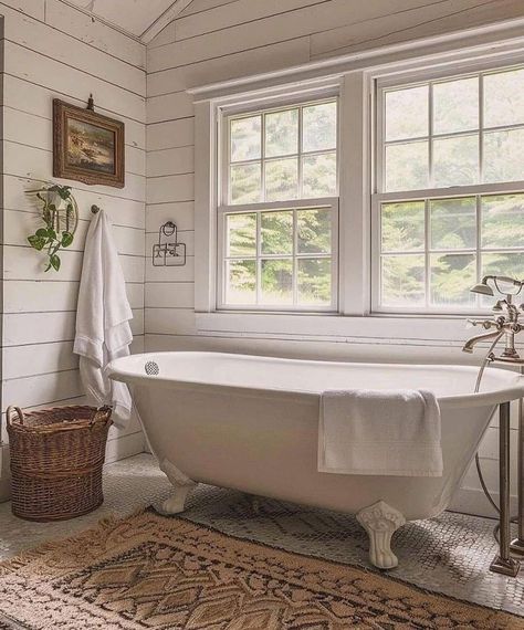 Bathroom Remodel Mirrors, Claw Foot Tub Bathroom, Clawfoot Tub Bathroom, Claw Tubs, Vintage Bathroom Ideas, Flip House, Bathroom Farmhouse, Tub Bathroom, Bathroom Farmhouse Style