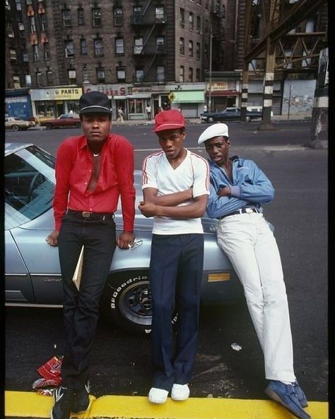 The Old NY on Instagram: “Broadway between 125th & 126th Streets, Manhattan. 1981. 📷: Laura Levine @lauralevinepix ========================== Follow us for more!…” Jamel Shabazz, 80s Hip Hop, 90s Hip Hop Fashion, Real Hip Hop, Evolution Of Fashion, 90s Hip Hop, Estilo Hip Hop, Hip Hop Culture, Street Culture