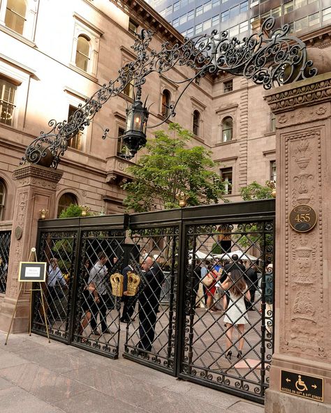 15 ‘Gossip Girl’ Filming Locations In New York City That You Can Actually Visit In Real Life Lotte New York Palace, Live In New York City, Luxury Building, New York Vibes, Gossip Girl Aesthetic, Nyc Baby, Ny Life, Building Aesthetic, Gossip Girls