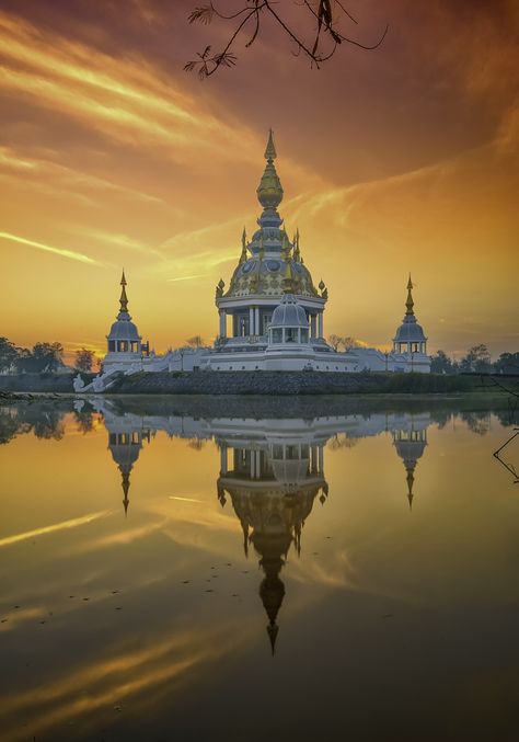 Travel Honeymoon, Khon Kaen, Athens Acropolis, Romanesque Architecture, Bangkok Hotel, Bangkok Travel, Peachy Orange, Sacred Architecture, Cultural Architecture