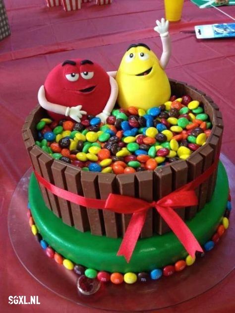 20 van de meest creatieve taarten ever! #3 M&m Decorations Party, Mnm Cake, M&m Cake, Candy Cakes, Cake Designs Birthday, Occasion Cakes, Birthday Cake Decorating, Savoury Cake, Sweet Cakes