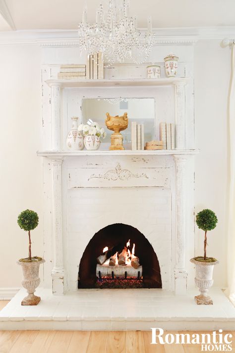 Cottage Fireplaces, Electric Fireplace With Vintage Mantle, White Vintage Fireplace, Vintage Farmhouse Electric Fireplace, Antique Faux Fireplace Mantel, Antique White Electric Fireplace, Porche Vintage, Farm House Faux Fireplace, Farmhouse Fireplace Mantels