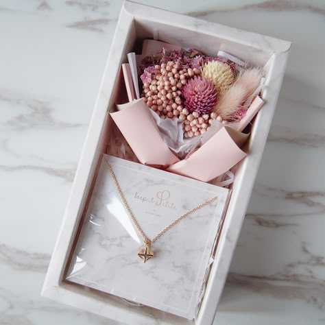 Jewelry Gift Packaging With Flowers, Jewelry Gift Box Ideas, Jewellery Bouquet, Bracelet Gift Packaging, Necklace Box Gift, Box Ideas Gift, Jewelry Gift Packaging, Necklace Gift Packaging, Necklace Gift Ideas