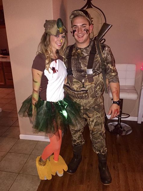 Mallard Duck Coustume                                                                                                                                                                                 More Duck And Hunter Halloween Costume, Duck Dynasty Costumes, Duck Halloween Costume, Family Themed Halloween Costumes, Duck Costume, Cute Couples Costumes, Duck Costumes, Halloween Parejas, Pumpkin Halloween Costume