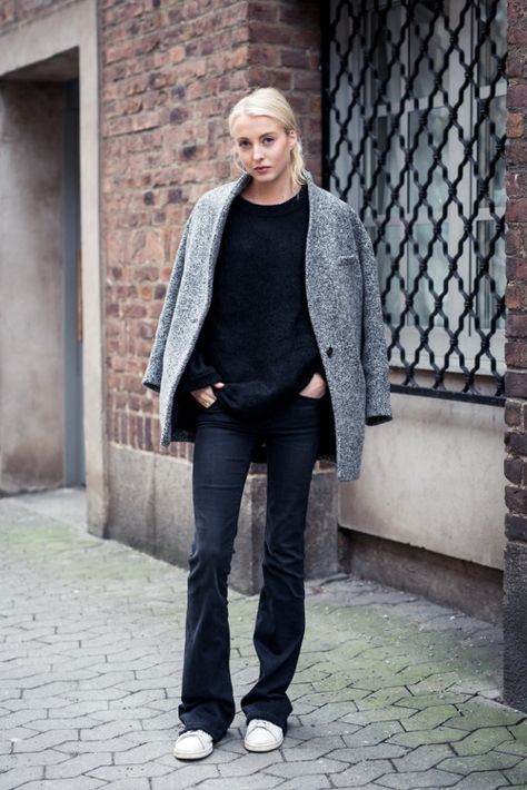 Style your skinny flares with trainers and a loose jumper for a casual and on trend eveyday look. Dark Flare Jeans, Bootcut Jeans Outfit, Flare Jeans Outfit, Zara Style, Fashion Gone Rouge, 2014 Fashion Trends, Style Casual Chic, Quoi Porter, Outfit Jeans