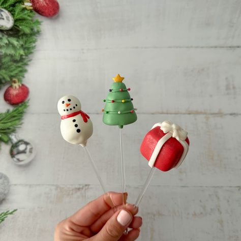 Christmas Brownie Pops, Cake Pops Wrapping Ideas, Cakepops Christmas Ideas, Christmas Cake Pop Bouquet, Cake Pop Christmas Ideas, Cake Pops Designs Christmas, Christmas Cakepop Ideas, Easy Christmas Cake Pops, Simple Christmas Cake Pops