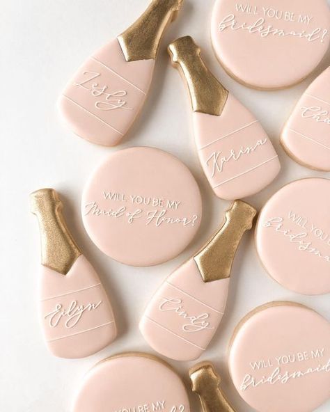 Bachelorette Party Cookies, Alcohol Glasses, Wedding Shower Cookies, Classy Bachelorette Party, Bachelorette Cookies, Wine Cookies, Bridal Cookies, Sugar Cookie Cakes, Iced Biscuits