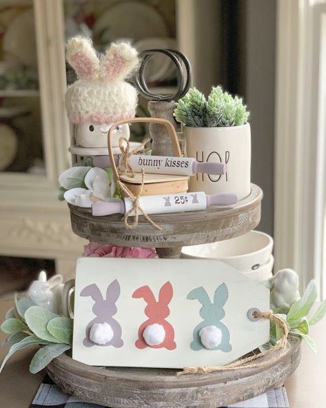 Diy Osterschmuck, Tray Signs, Easter Tags, Easter Signs, Easter Decorations Diy Easy, Spring Easter Decor, Tiered Trays, Handmade Tags, Easter Holidays