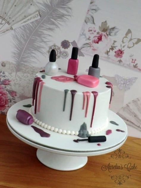 Makeup Theme Cake, Diva Birthday Cakes, 18th Birthday Cake Ideas, Makeup Themes, 18th Birthday Cake, Theme Cake, Birthday Cake Ideas, 18th Birthday, Themed Cakes