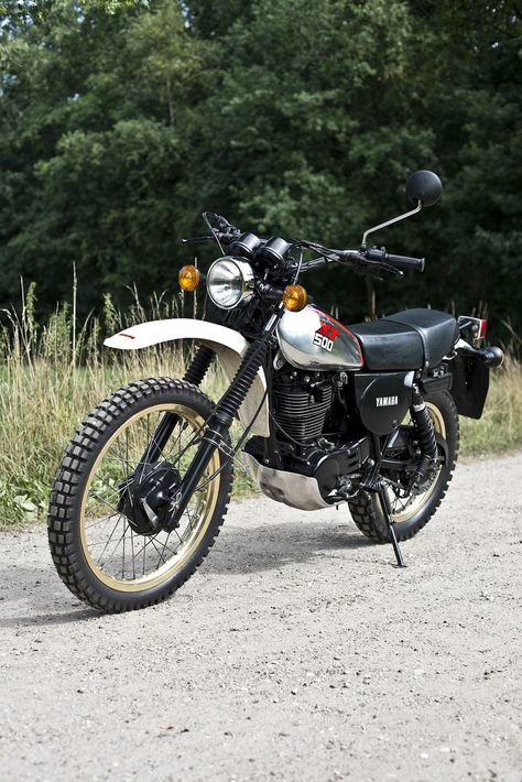 Dt Yamaha, Yamaha Xt500, Trail Vintage, Enduro Vintage, Yamaha Motorbikes, Old School Motorcycles, Womens Motorcycle Helmets, Moto Scrambler, Suzuki Bikes